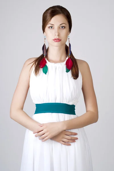 Mooie jonge vrouw poseren in witte jurk — Stockfoto
