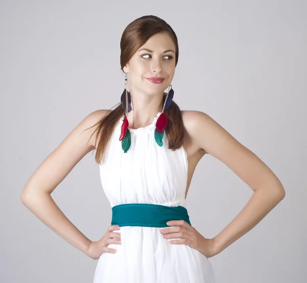 Mooie lachende jonge vrouw in witte jurk — Stockfoto