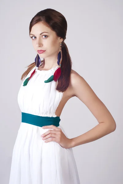 Mooie jonge vrouw in witte jurk — Stockfoto