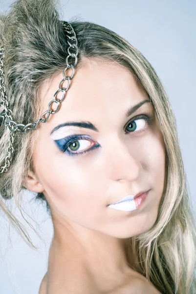 Krásná mladá žena s drzým make-upu — Stock fotografie