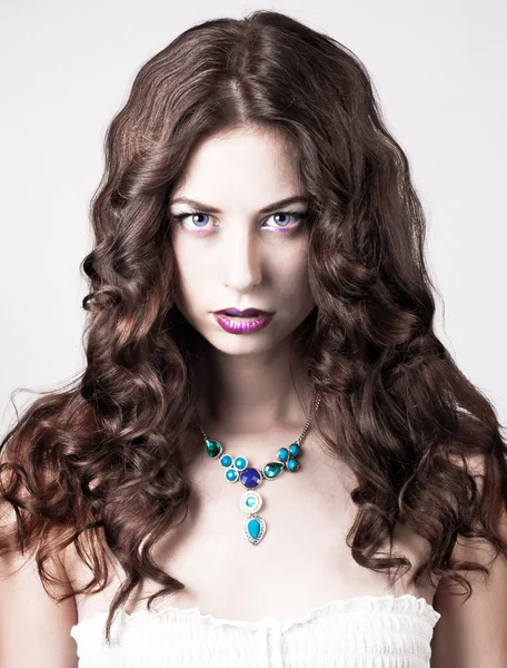 Maquillaje ojo azul brillante, retrato de mujer hermosa — Foto de Stock