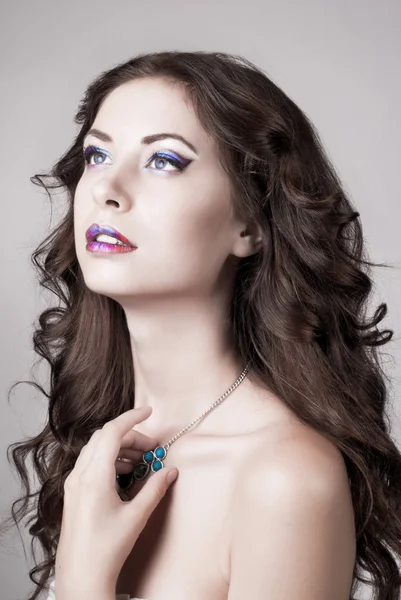 Brilhante azul olho make-up, bela mulher retrato — Fotografia de Stock