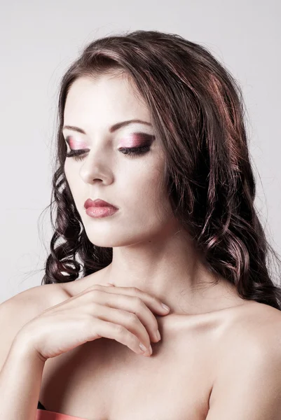 Jasne fioletowe oczko wieczorem makijaż, piękna kobieta, portret — Zdjęcie stockowe
