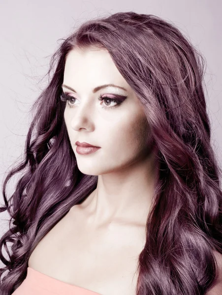 Brillante maquillaje de noche ojo púrpura, retrato de mujer hermosa — Foto de Stock