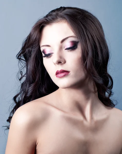 Brillante maquillaje de noche ojo púrpura, retrato de mujer hermosa — Foto de Stock