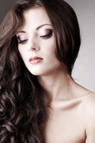 Jasne fioletowe oczko wieczorem makijaż, piękna kobieta, portret — Zdjęcie stockowe