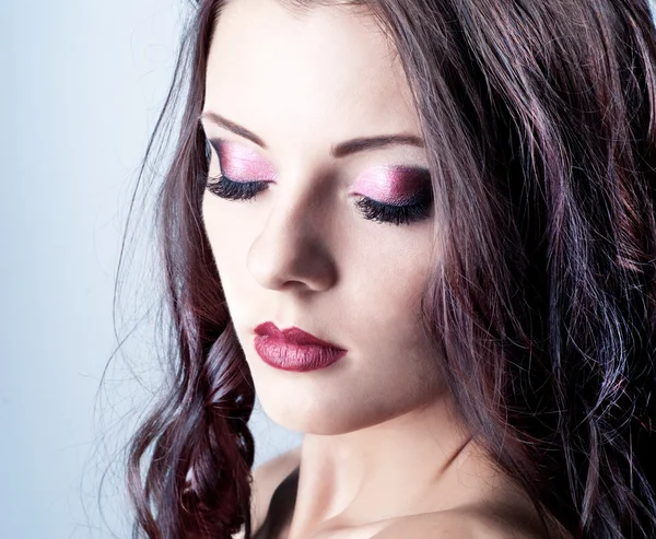 Brillante occhio viola sera make-up, bella donna ritratto Foto Stock