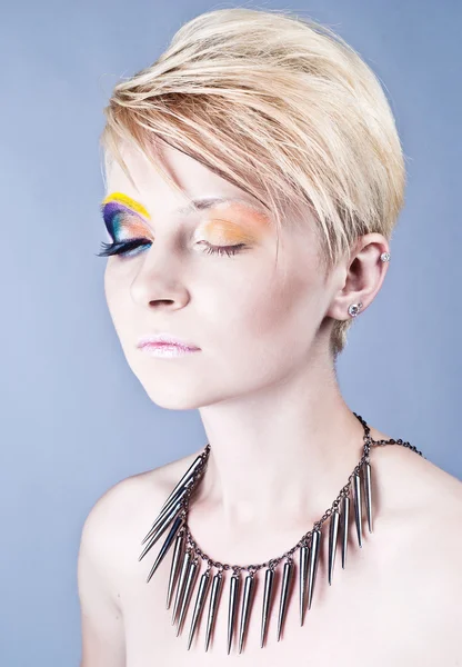 Schöne junge Frau mit hellen frechen Make-up — Stockfoto