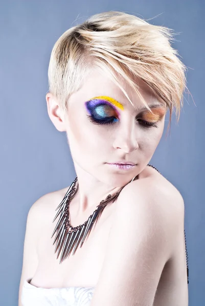 Schöne junge Frau mit hellen frechen Make-up — Stockfoto