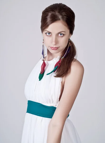 Mooie jonge vrouw poseren in witte jurk — Stockfoto