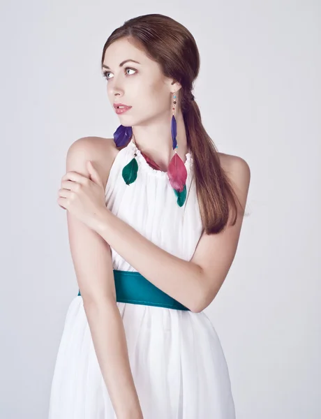 Vacker ung kvinna poserar i vit klänning — Stockfoto