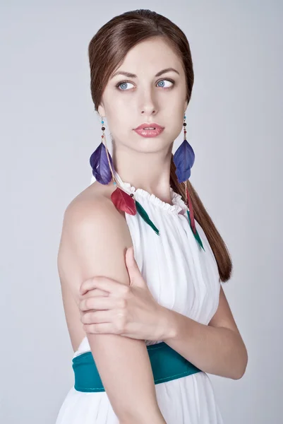 Güzel bir genç kadın beyaz bir elbiseyle poz — Stok fotoğraf