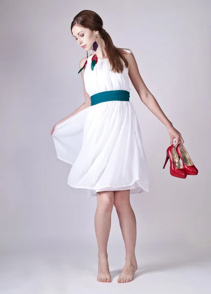 Frumoasa femeie tânără care pozează în rochie albă — Fotografie, imagine de stoc