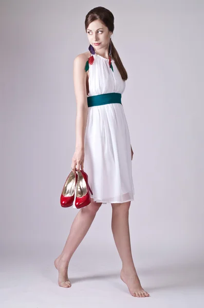 Schöne junge Frau posiert im weißen Kleid — Stockfoto