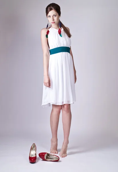 Gyönyörű fiatal nő fehér ruhában pózol — Stock Fotó