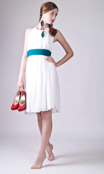 美しい若い女性が白いドレスでポーズ — ストック写真