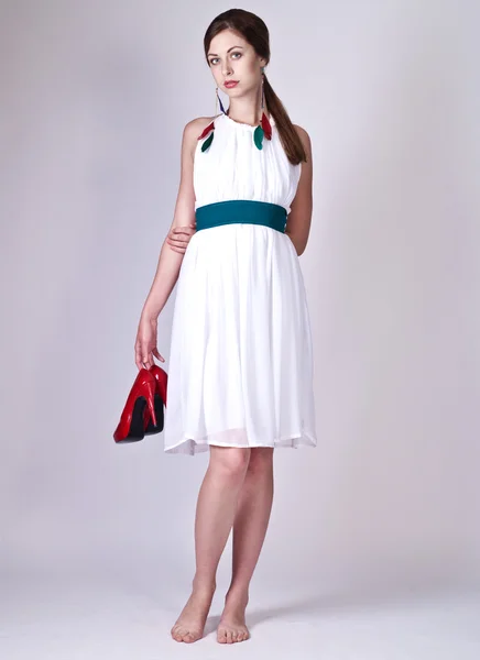 Gyönyörű fiatal nő fehér ruhában pózol — Stock Fotó