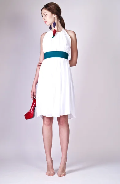 Vacker ung kvinna poserar i vit klänning — Stockfoto