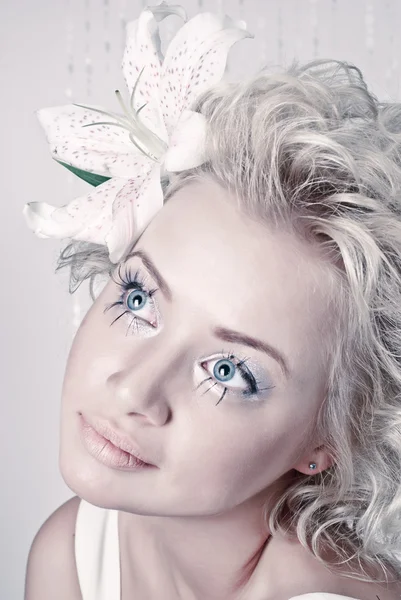 Retrato feminino jovem bonito com maquiagem original e flor — Fotografia de Stock