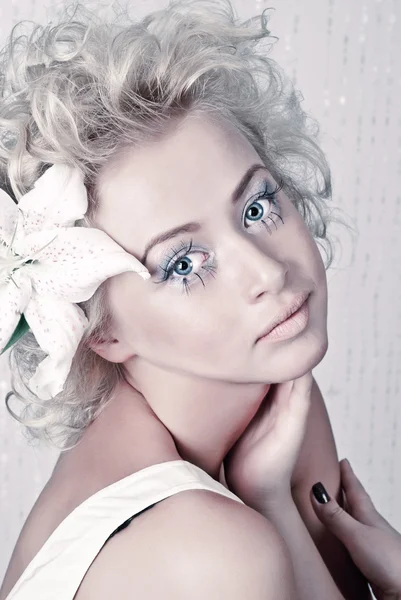 Linda jovem fêmea com maquiagem original e flor — Fotografia de Stock