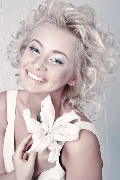 Güzel genç kadın, orijinal yapmak kadar gülümseyerek ve çiçek — Stok fotoğraf