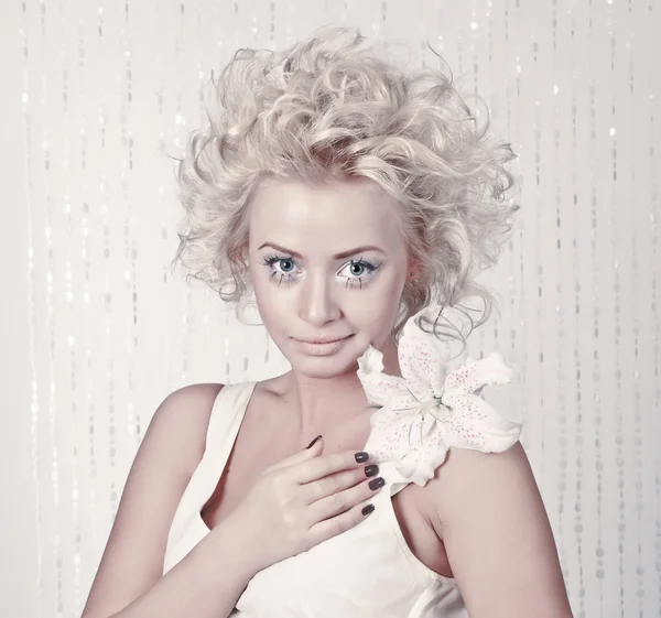 Linda jovem fêmea com maquiagem original e flor — Fotografia de Stock