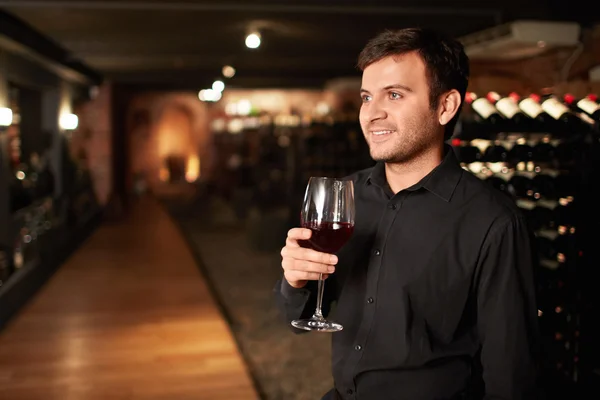 Uomo con un bicchiere di vino — Foto Stock