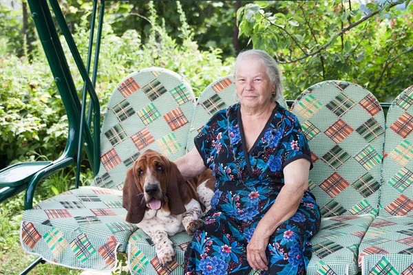 Seniorin mit Hund — Stockfoto