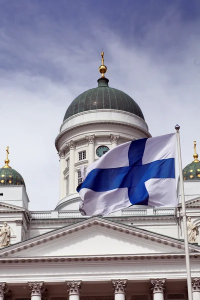 ヘルシンキ大聖堂に対してフィンランドの国旗を舞う — ストック写真