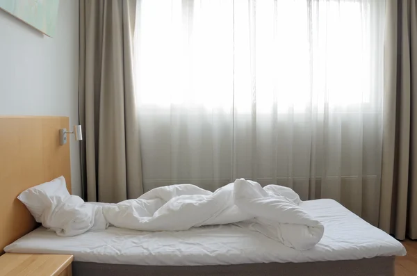 Ungefülltes Bett im Motelzimmer — Stockfoto