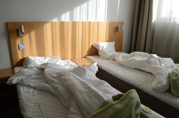 Незаповнене ліжко в кімнаті мотелю — стокове фото