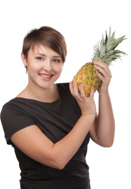 ananas ile gülümseyen güzel kız