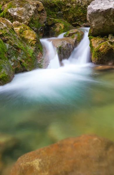 Красивый небольшой водопад на горном ручье — стоковое фото