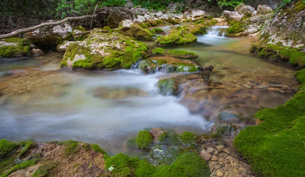 Niza cascada pequeña en el arroyo de montaña — Foto de Stock