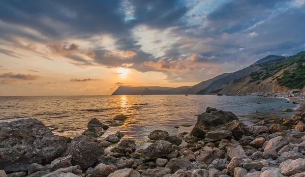 Gün batımında güzel dağ deniz — Stok fotoğraf