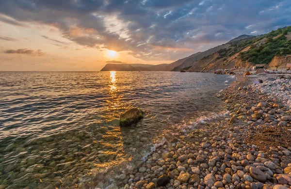 Krásné horské moře při západu slunce — Stock fotografie