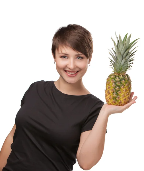 Vacker leende flicka med ananas — Stockfoto