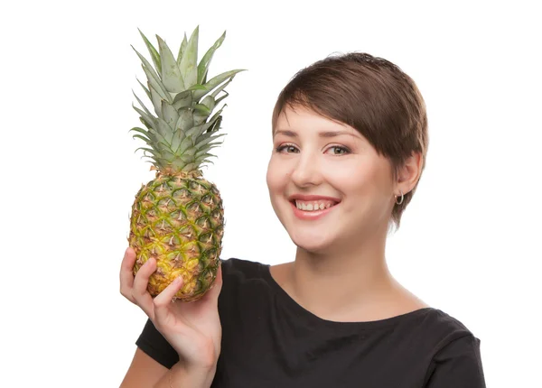 Menina sorridente bonita com abacaxi — Fotografia de Stock