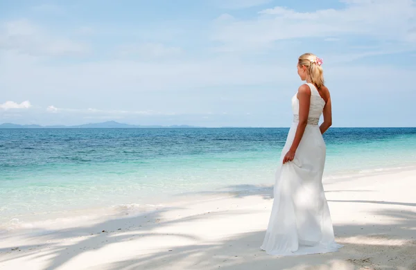 Mooie bruid op tropische zee kant achtergrond — Stockfoto