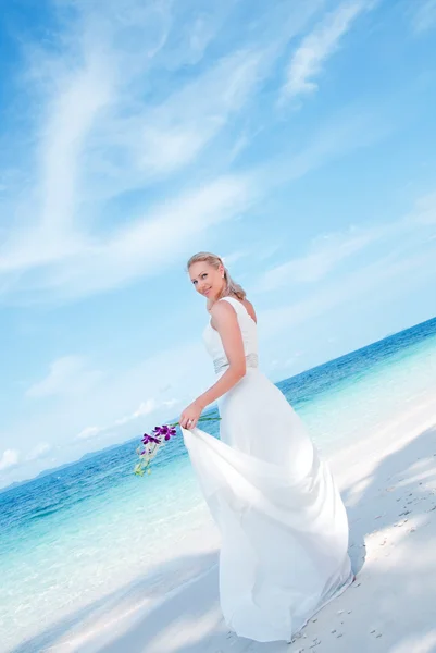 热带海侧背景上的美丽新娘 — 图库照片
