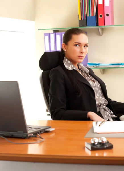 Donna d'affari seduta in ufficio davanti al computer portatile — Foto Stock