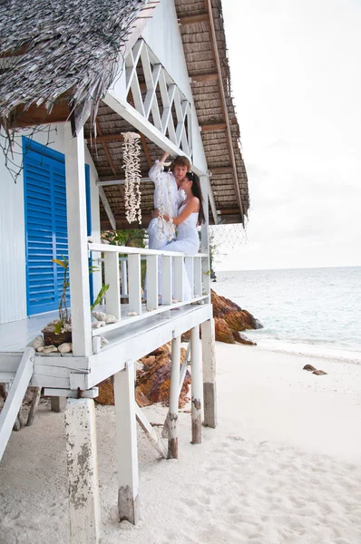 Romantische jong koppel in tropisch strandhuis — Stockfoto
