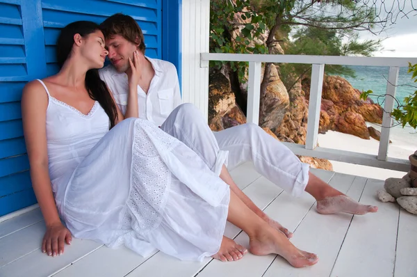 Tropik sahil evinde romantik genç Çift — Stok fotoğraf