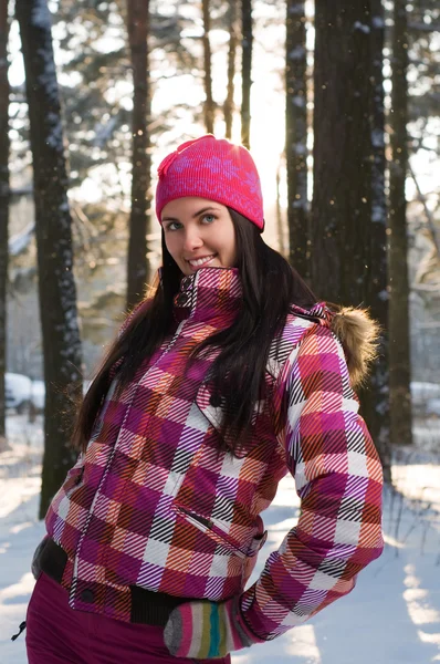Schöne junge Frau im Winter draußen — Stockfoto