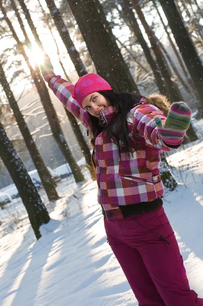 冬の屋外の美しい若い女性 — ストック写真