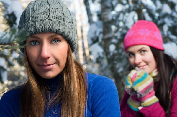 Mooie jonge vrouwen buiten in de winter — Stockfoto