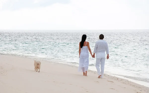 Obraz romantyczna para młodych o chodzenie na morze sho — Zdjęcie stockowe