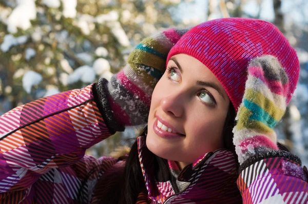 Hermosa mujer joven al aire libre en invierno — Foto de Stock