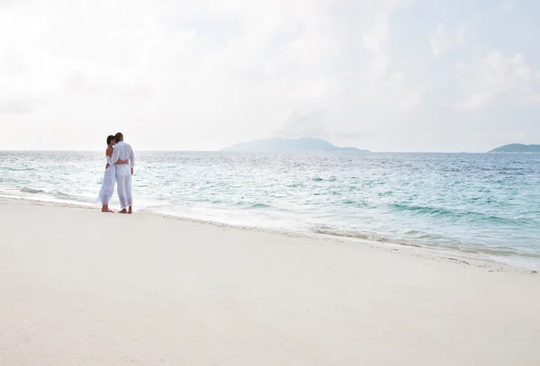 Imagen de pareja joven y romántica en la orilla del mar — Foto de Stock