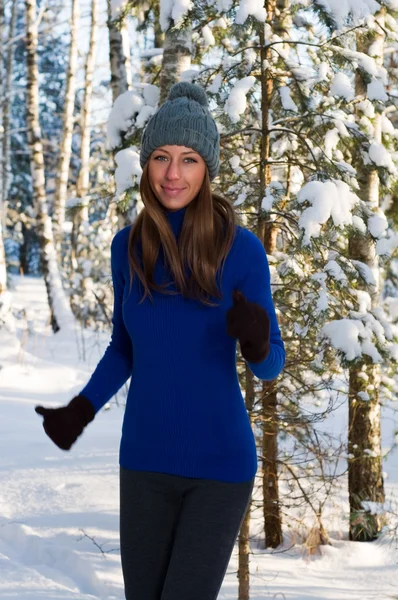 Güzel bir genç kadın Kışın açık — Stok fotoğraf